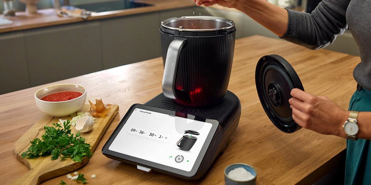 Thermomix TM7 with lid open, touchscreen in manual mode